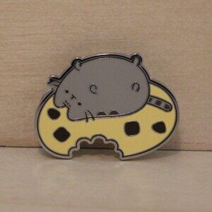 Pusheen Snack Pin - Pusheen On Top Of Cookie